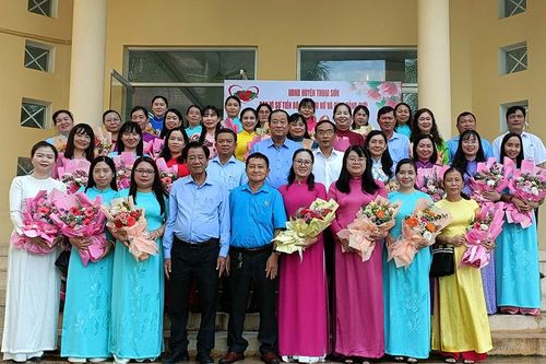 Thoại Sơn họp mặt nữ lãnh đạo chủ chốt nhân Ngày Phụ nữ Việt Nam