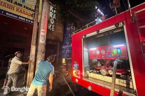 Đang dập vụ cháy quán karaoke đã ngưng hoạt động trên đường Đồng Khởi