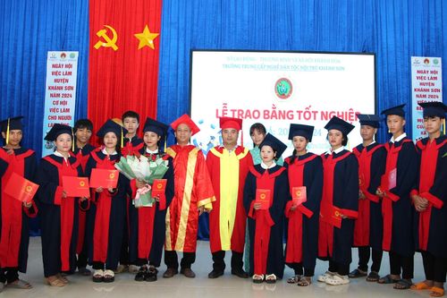 Trao bằng tốt nghiệp cho 113 học sinh