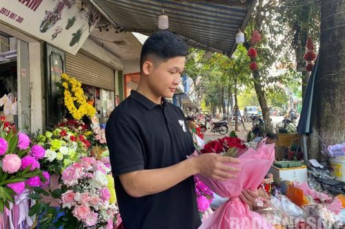 Nhộn nhịp thị trường quà tặng ngày 20/10