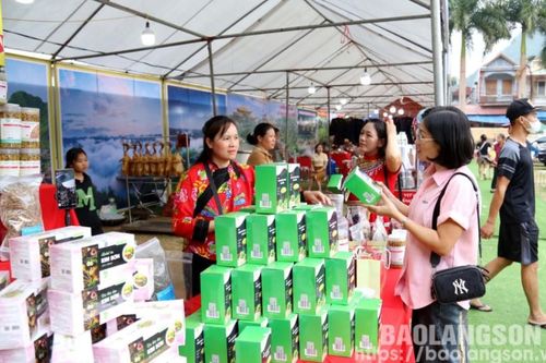 Nhiều sản phẩm đặc sắc được trưng bày, quảng bá tại Lễ hội Mùa vàng Bắc Sơn năm 2024