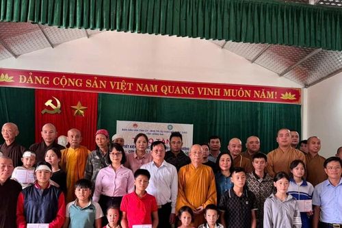 Trao tặng sổ tiết kiệm cho 10 trẻ mồ côi do ảnh hưởng hoàn lưu bão số 3