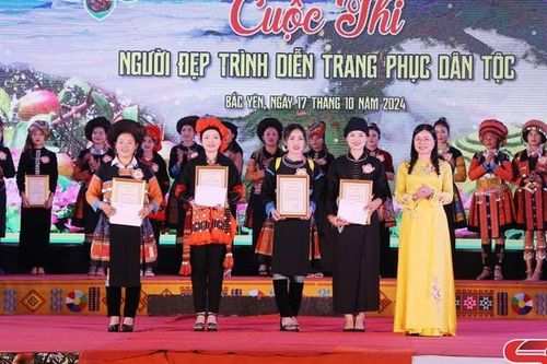Cuộc thi 'Người đẹp trình diễn trang phục dân tộc' huyện Bắc Yên