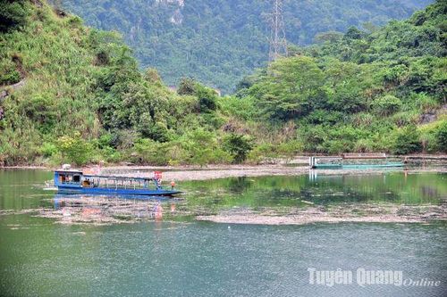 Na Hang xử lý rác trên lòng hồ thủy điện