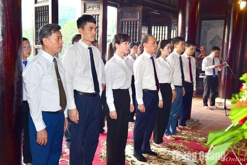 Văn phòng Tỉnh ủy dâng hương tại Đền thờ Chủ tịch Hồ Chí Minh