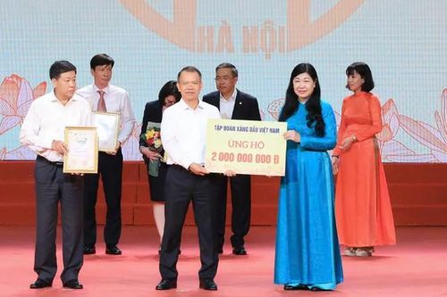 Petrolimex trao 2 tỷ đồng ủng hộ Quỹ 'Vì người nghèo'