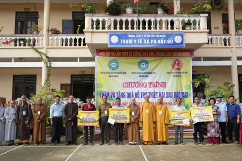 Phật giáo tỉnh Vĩnh Long thăm và tặng quà đồng bào bị ảnh hưởng bão số 3 tại Hà Giang