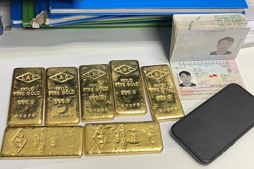 Hải quan Nội Bài phát hiện nam hành khách giấu 7 miếng kim loại nghi là vàng khi nhập cảnh