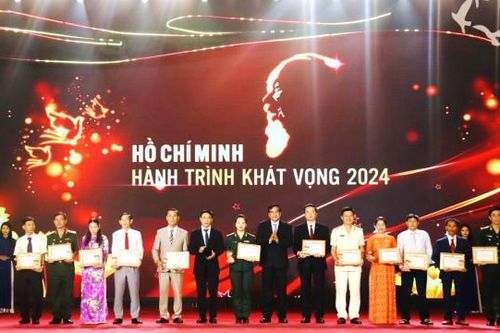Tôn vinh những tấm gương điển hình tiêu biểu khu vực miền Trung – Tây Nguyên