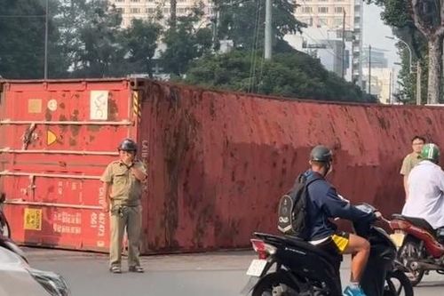Xe đầu kéo lật ngay vòng xoay trung tâm thành phố, giao thông ùn ứ