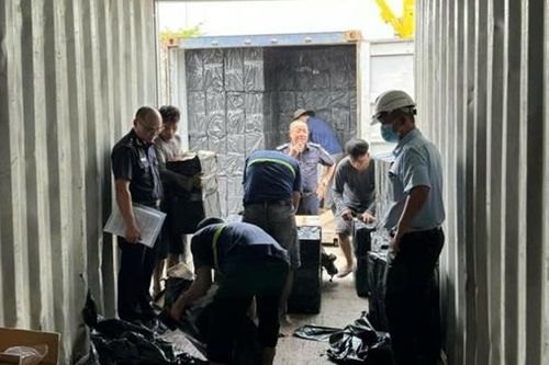 Phát hiện container chứa thuốc lá lậu được vận chuyển từ Campuchia