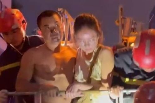 Cảnh sát giải cứu nhiều người bị mắc kẹt trong chung cư 7 tầng bốc cháy