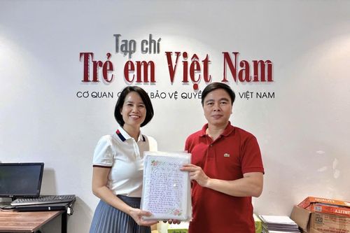 Cô Hiệu trưởng nộp bài dự thi mong mỏi học trò luôn hạnh phúc