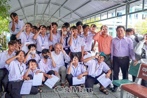 Cho đôi mắt sáng học đường