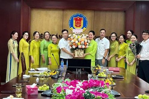 Chị em phụ nữ có nhiều đóng góp cho sự phát triển vững mạnh của KTNN khu vực XII