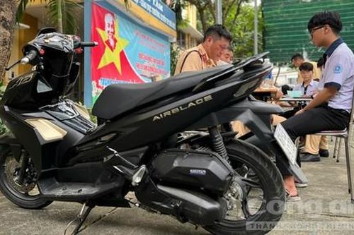 CSGT 'bất ngờ' kiểm tra nhiều bãi xe tại các trường học ở TP.Thủ Đức