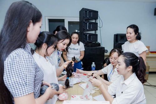 Bác sĩ hiến tóc tặng nữ bệnh nhân ung thư ở Thừa Thiên - Huế
