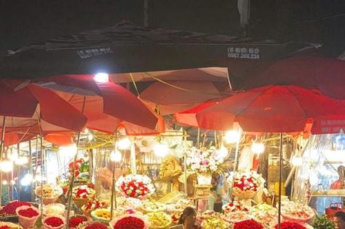 Thị trường ngày 20-10: Hoa tươi tăng giá, quà tặng phong phú