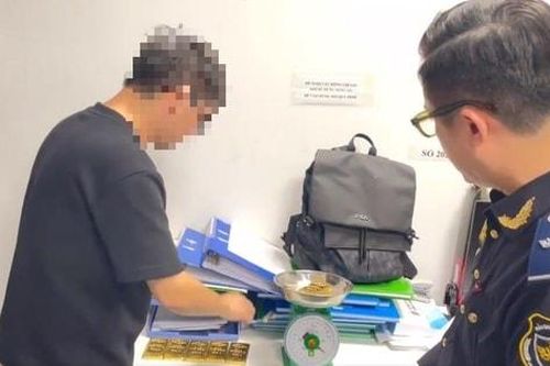 Người nước ngoài giấu 7kg vàng nhập cảnh vào Việt Nam từ sân bay Nội Bài