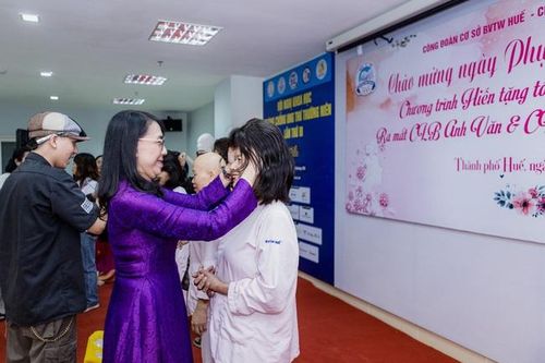 Món quà đặc biệt từ các nữ thầy thuốc tặng bệnh nhân ung thư nhân dịp 20/10
