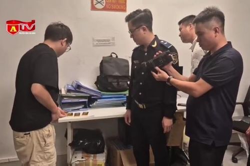 Giấu 7 miếng vàng trong cạp quần, đế giày, khi nhập cảnh vào Nội Bài