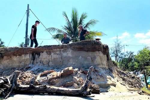 Nỗi lo sạt lở bờ biển mùa mưa bão