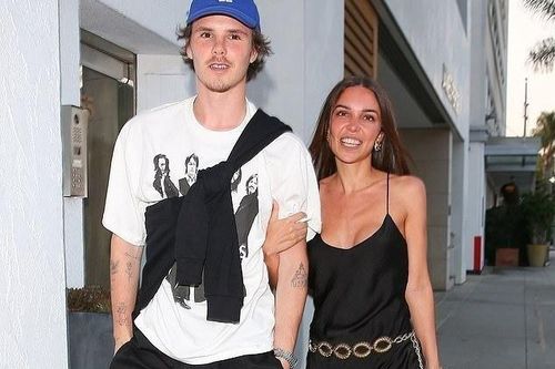 Con trai Beckham hôn bạn gái trên phố