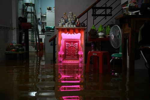 Triều cường TP.HCM đạt đỉnh, nước ngập bàn thờ ông địa của nhà dân