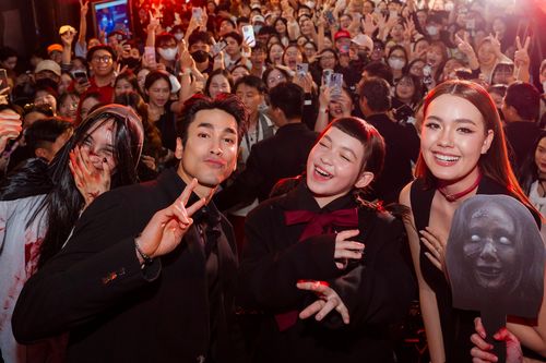 Ngôi sao hàng đầu Thái Lan giữa vòng vây fan Việt