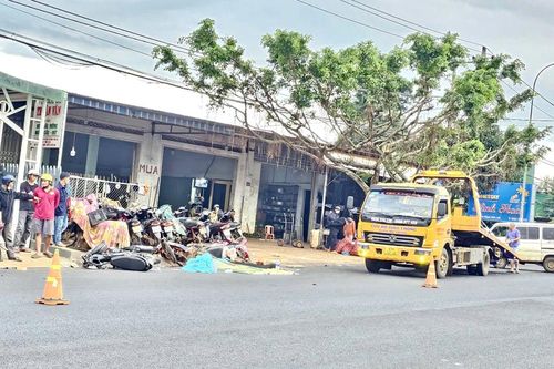 Đắk Lắk: xe máy va chạm với ô tô, một em học sinh tử vong