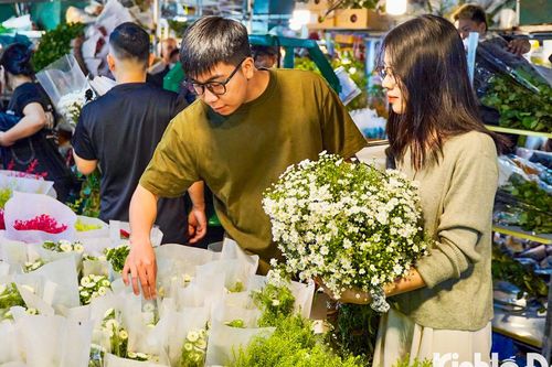 Khung cảnh tấp nập tại chợ hoa đêm lớn nhất Thủ đô trước ngày 20/10
