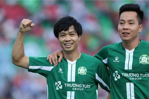 Công Phượng ghi bàn ngay trận ra mắt, giúp đội nhà thắng trận dù chơi thiếu người