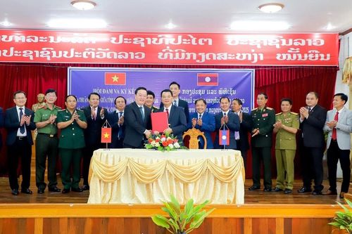 Thắm tình kết nghĩa keo sơn bên dãy Trường Sơn
