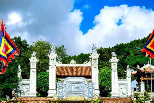 Đền Thánh mẫu Liễu Hạnh dưới chân đèo Ngang là điểm du lịch của Quảng Bình