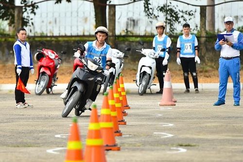 Sinh viên thi tìm hiểu luật giao thông và kỹ năng lái xe mô tô an toàn