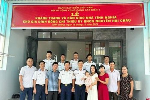 Bộ tư lệnh Vùng Cảnh sát biển 4 bàn giao 'Nhà tình nghĩa' tặng quân nhân có hoàn cảnh khó khăn