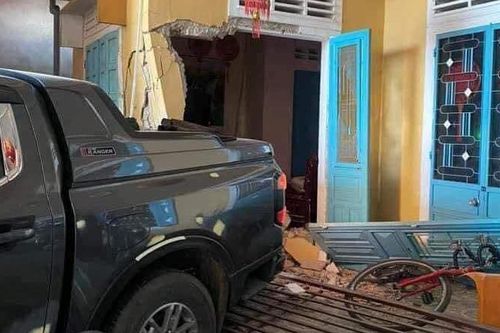 Lùi xe tông sập nhà dân gây chết người