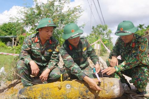 Quảng Trị: Thi công trụ điện, phát hiện bom 'khủng' sót lại sau chiến tranh