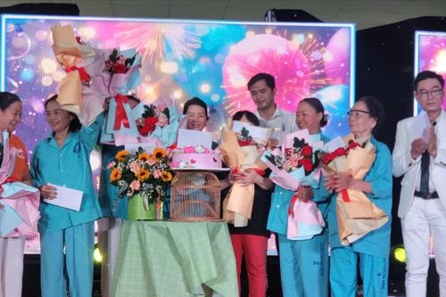 Nhiều nữ bệnh nhân xúc động vì lần đầu được mừng sinh nhật trong dịp 20-10