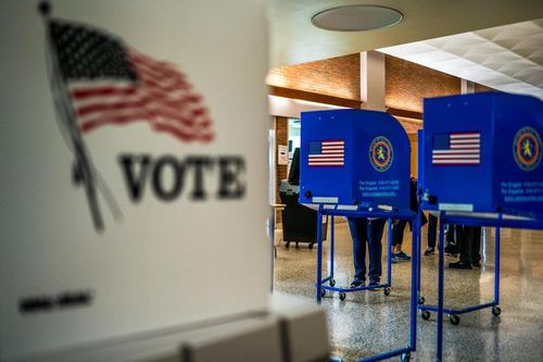 Ông Donald Trump và bà Kamala Harris vận động nước rút tại bang chiến địa Michigan