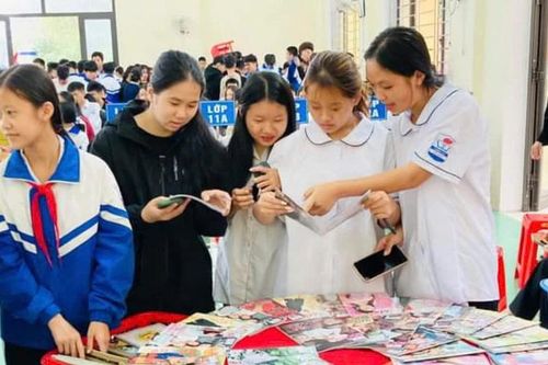 Mang ánh sáng tri thức qua xe thư viện lưu động