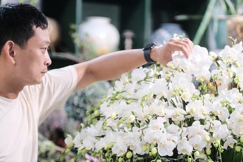 Nhiều kho hoa nhập ngoại 'cháy đơn', nhà hàng kín chỗ dịp 20-10