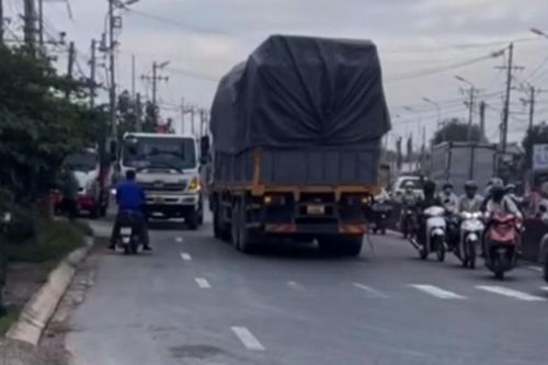 Xe tải chạy ngược chiều trên Quốc lộ 1 làm người đi đường hoảng sợ