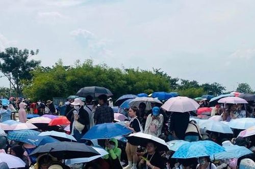 Hàng nghìn khán giả đứng ngồi la liệt từ 12h trưa để chờ xem Trấn Thành và 29 anh trai