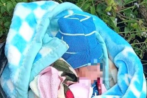 Bé trai sơ sinh còn nguyên dây rốn bị bỏ rơi cạnh chùa