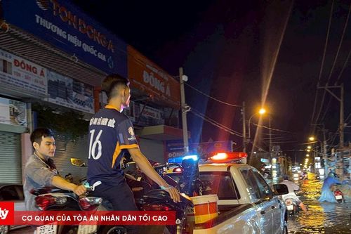 Người dân TP.HCM lại vật vã vì triều cường lên cao