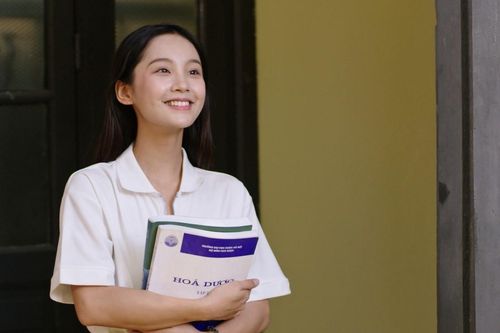 Kết phim 'Đi giữa trời rực rỡ' khiên cưỡng, khán giả chê 'nhạt như nước ốc'