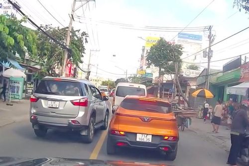 Bình Dương: Xe SUV lấn làn vượt ẩu trên đường hẹp, bị người đi xe máy 'dằn mặt'