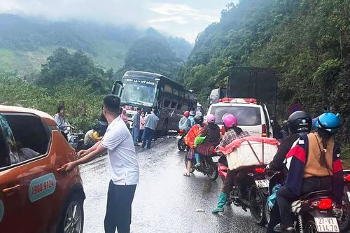 Xe khách 45 chỗ văng khỏi lòng đường sau va chạm với xe tải
