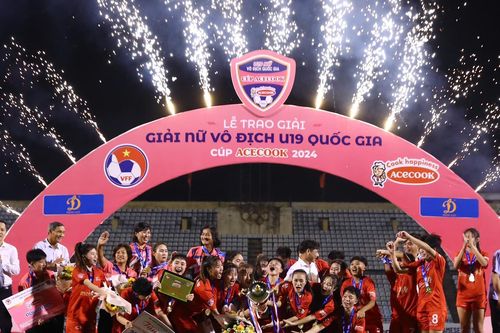 Khoảnh khắc U19 nữ Hà Nam nâng cao cúp vô địch